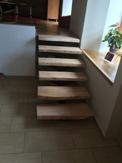 Escalier avec limon central et marche en bois