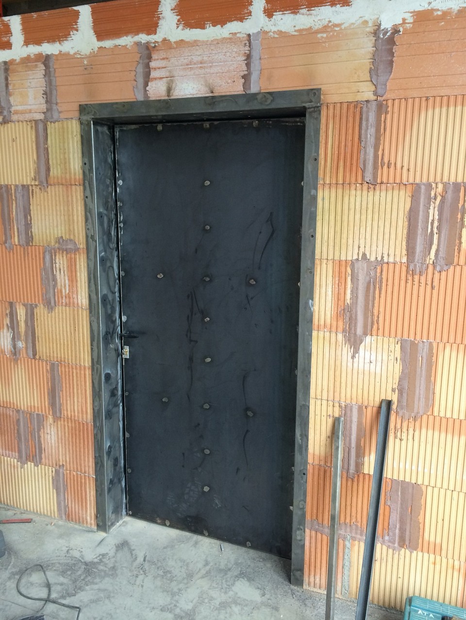 Porte sécurisée de local de stockage