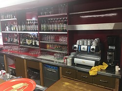 Habillage en inox pour un bar